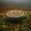 Miska kratomu Gold Maeng Da na lesní trávě