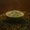 Un cuenco de kratom Green Malay en el bosque