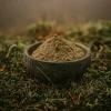Červený kratom Maeng Da v misce v přírodě.
