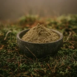 Kratom Red Maeng Da en un cuenco en la naturaleza.